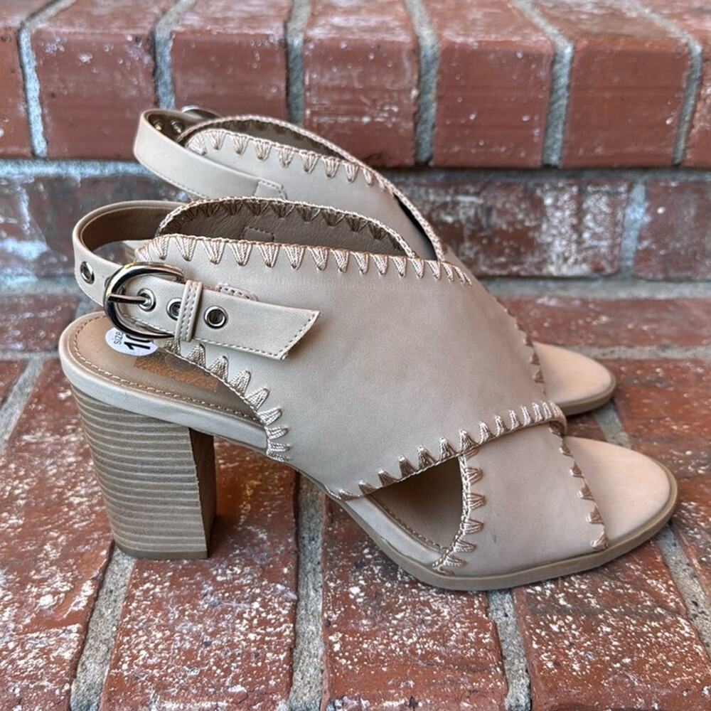 DV DOLCE VITA Reanne Women's Size 10 Cream Buckle Stitched Block Heel Sandals